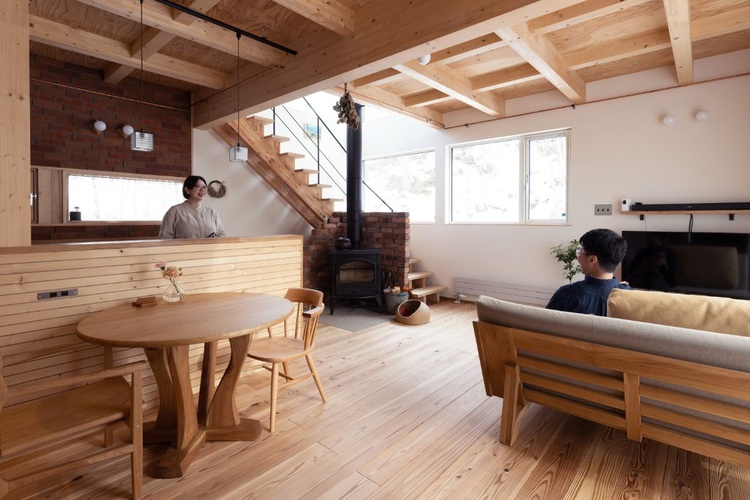 コンパクトで使いやすい、自然素材の温もりあふれる家　小樽T邸／丸三ホクシン建設