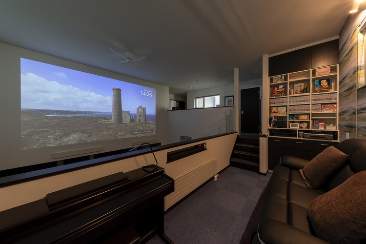 200インチの大画面が吹き抜け越しに！夫婦で楽しむシアター　旭川市／アイダホーム