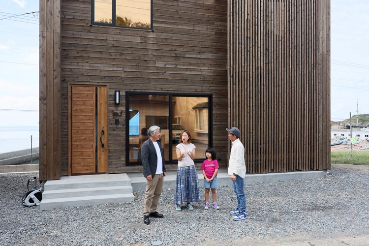 江差を愛する大工さんが実現した断熱等級７＋ZEH＋道南杉の家　 江差町・山本邸/辻久建設