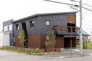 傾斜外壁に斜め屋根・往来の目を引く小さな邸宅　江別市S邸/北渡建設