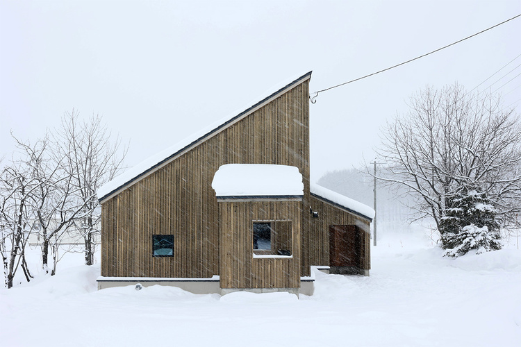 東京から東川へ移住 夫婦でコンパクトに暮らす自然素材の家