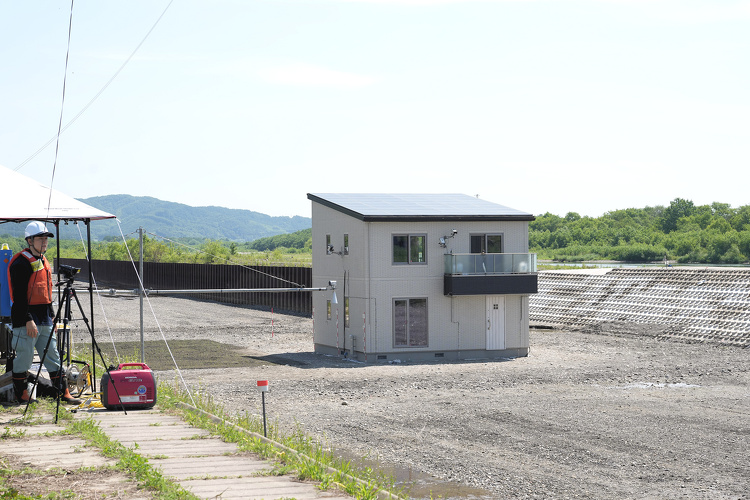 性能を実証・一条工務店の耐水害住宅が十勝川の堤防決壊実験で採用