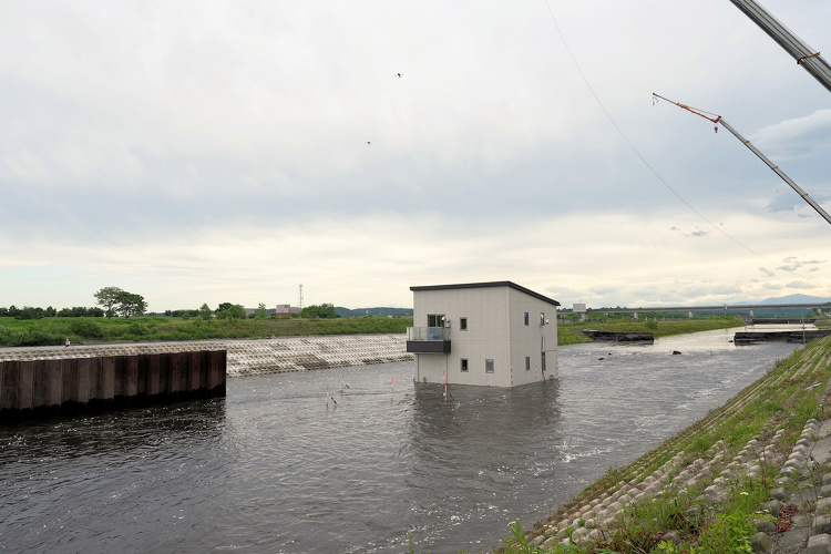 一条工務店の耐水害住宅・十勝川の堤防決壊実験で性能を実証