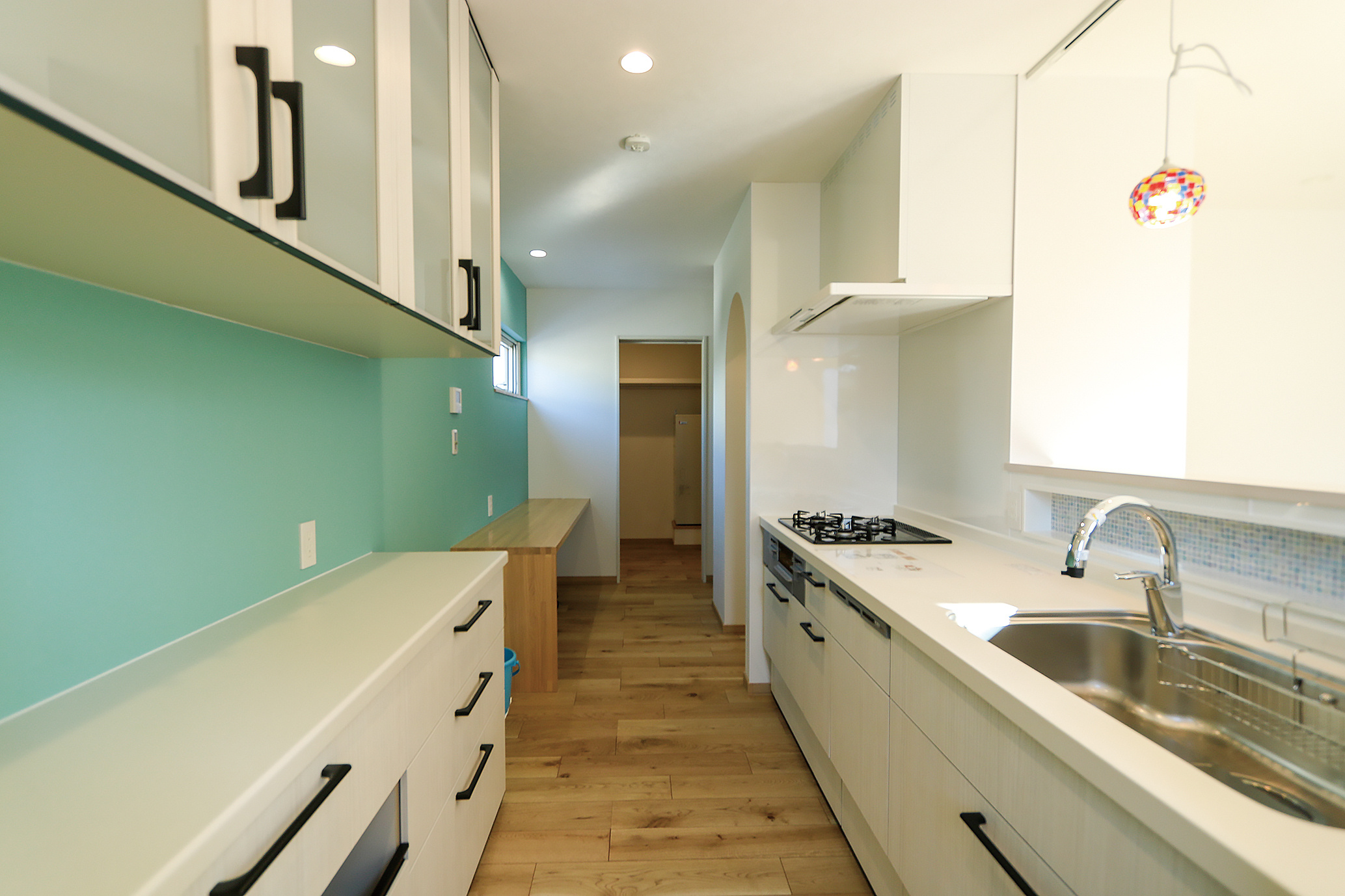 快適な家事動線が魅力。左手奥に家事カウンターがあり、その向かいがパントリー。一番奥はファミリークローゼット