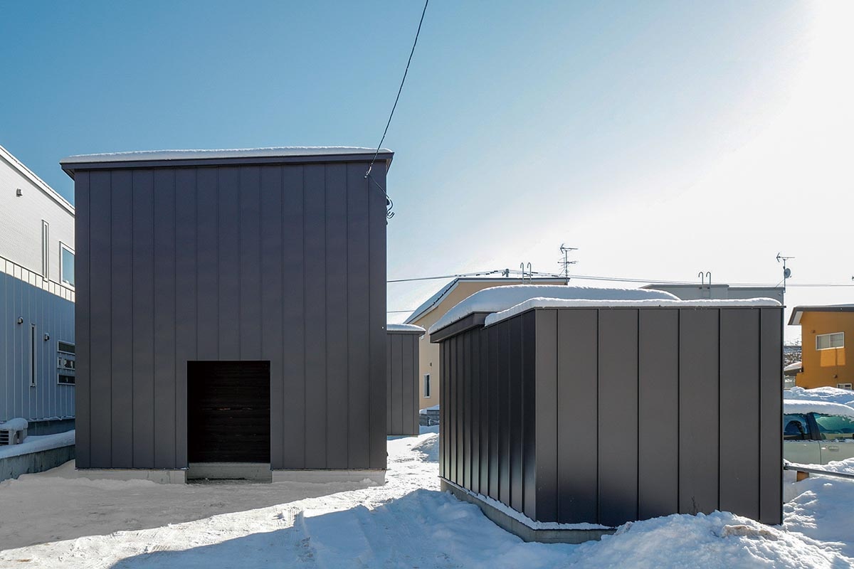 モデルハウス外観。正面に窓が１つもないのも特徴