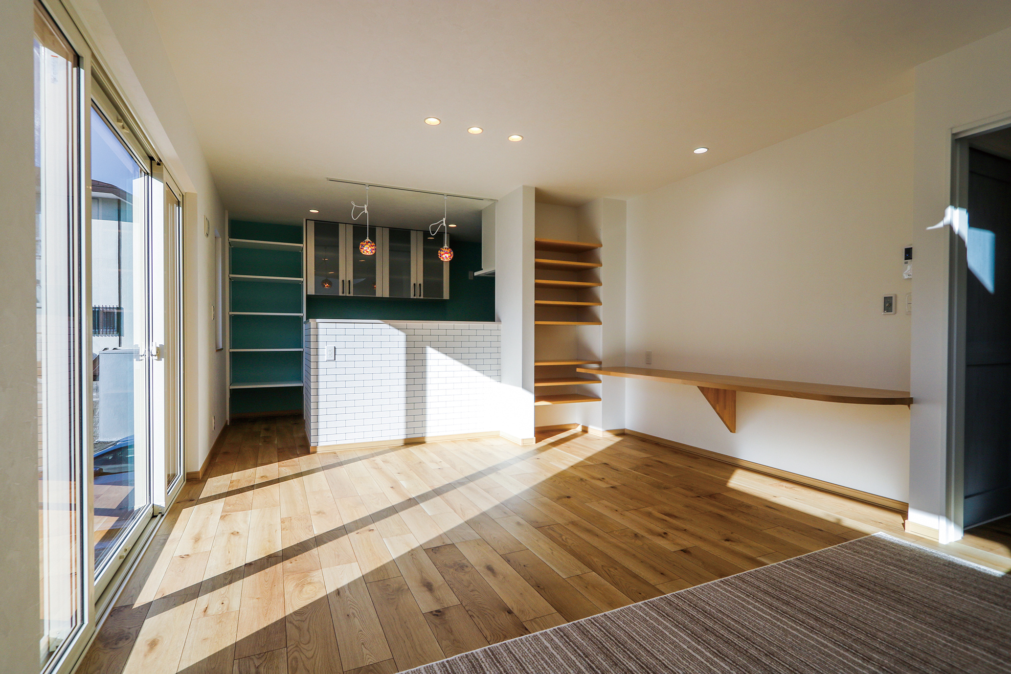 リビングにスタディースペースとなるカウンターを用意。すぐそばの棚に教科書や学校の書類などを収納できる