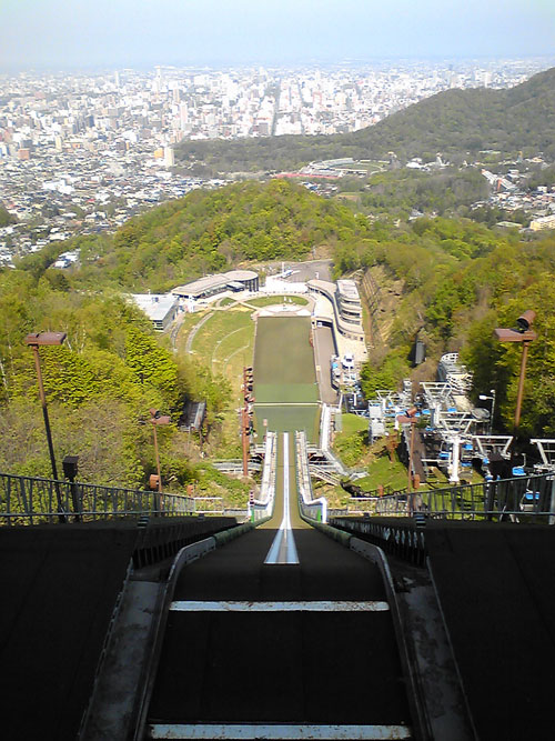 ご存じ大倉山ラージヒル。視線の先は大通公園。