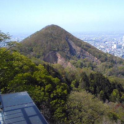 大倉山から三角山を望む。昔の採石のあとが痛々しい。