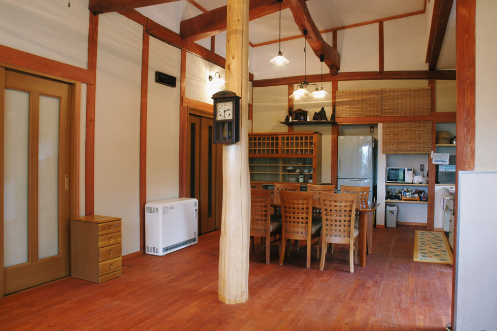 〔和の美しさを生かす〕ご家族のメインスペースは間仕切りや天井を撤去し、柱だけを残すことで、日本家屋の美しさを残したモダンな仕上がりになりました。段差は一切ありません。