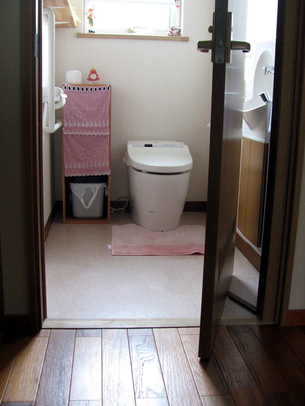 〔ドアのバリアフリー〕室内のほとんどの出入り口には引戸を多用しています。トイレには開閉時、ドアが室内に入り込んで省スペースの開閉を可能にするスウィングドアが採用されています。