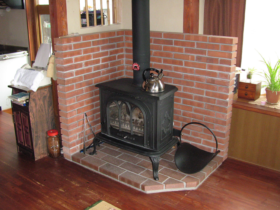 〔インテリア〕薪ストーブのほか、昔から使ってきた農具や時計などを上手に配置し、昔ながらの風情が出るように演出されています。