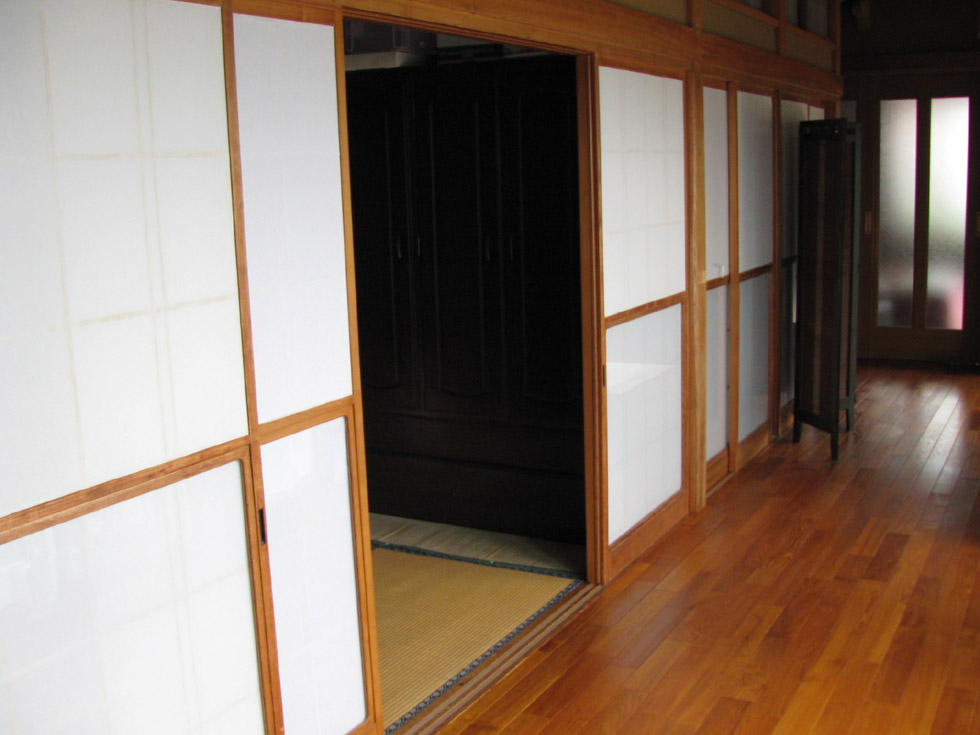 〔和室と廊下の段差解消〕廊下のフローリングをかさ上げすることで、全ての和室との段差を解消しました。