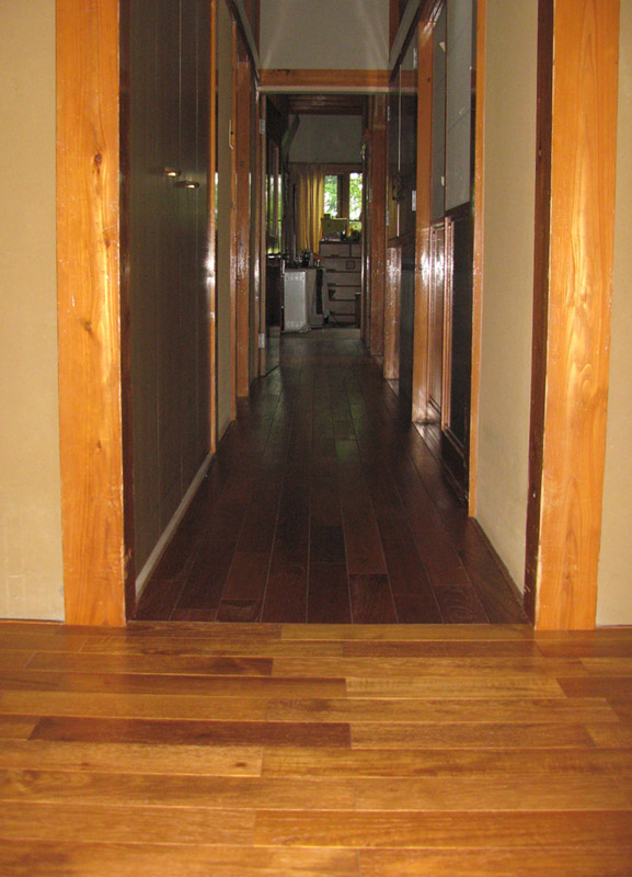 〔フラットな廊下〕玄関ホールから各部屋に続く長い廊下の段差は全て解消しています。車いすでも家の全ての場所に移動できます。