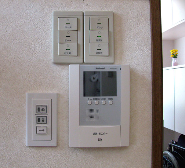 〔遠隔操作機器〕玄関ドアの施錠がリビングからできるようにしてあります。モニターも付いているので来訪者の確認もできます