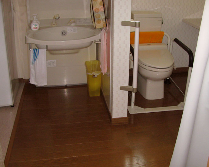 〔トイレのスペースを確保〕ユーティリティーとの間仕切りを撤去して、トイレは車いすでも出入り可能に。使用中はカーテンができるようにしました