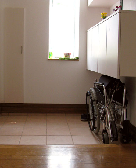 〔玄関の工夫〕これまで使っていた下駄箱を高い位置に付け直し、車いすのスペースを造りました。低予算で有効なスペースを生み出しています