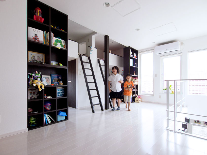 勉強と就寝ができるロフトが2つ並ぶ2階フリースペース。大きな開口部の外はバルコニー