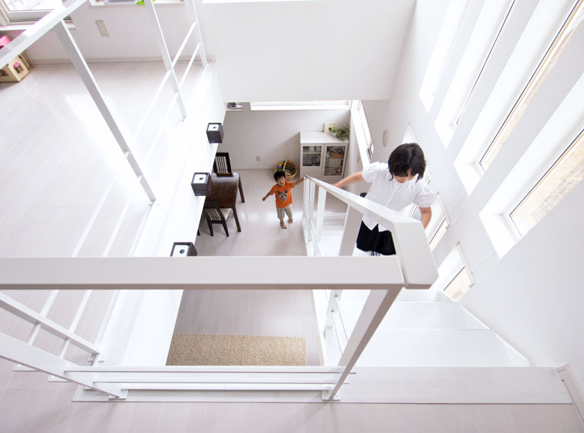 2階フリースペースから吹き抜けを通してダイニングが見える