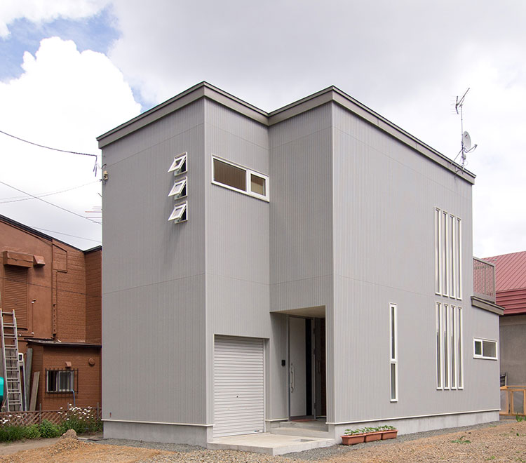 直線的なデザインながらソフトな印象のH邸外観