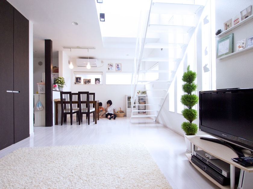 白を基調としたリビングダイニング。左奥のダイニングテーブルはHさんがペイント