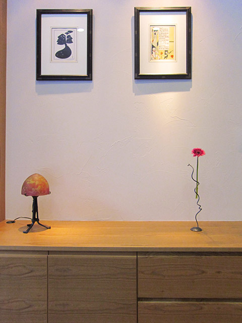 リビングには、さりげなくアールヌーヴォーを代表するガレのランプと、ビアズリーの絵画が飾られている