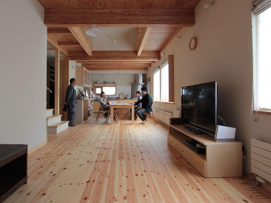 1階は20畳のワンフロアー 中央は吹き抜けで2階ホールと視覚的につながる