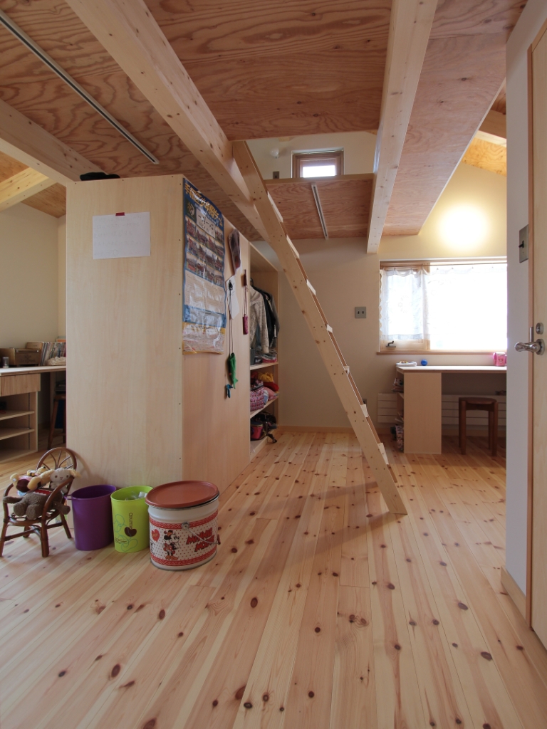 2階 子供たちのスペース 動かせる収納箱で互いに仕切ってある。ハシゴの上はロフト:ベッドルーム