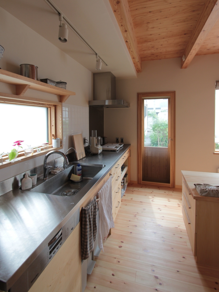 壁付けのステンレスカウンターキッチン