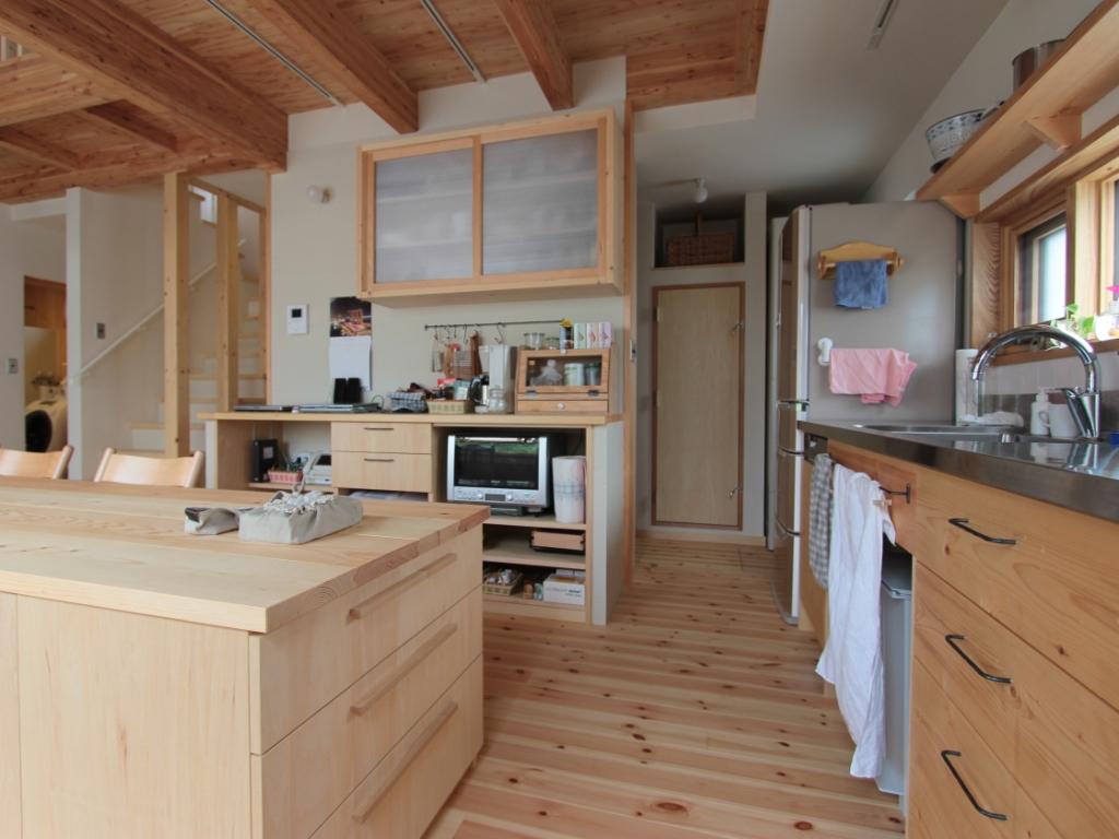 長さ2.4m、無垢材のダイニングテーブル キッチン側は、収納スペース