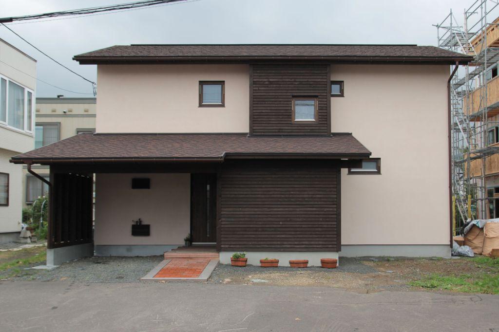 幹線通りに面する外観