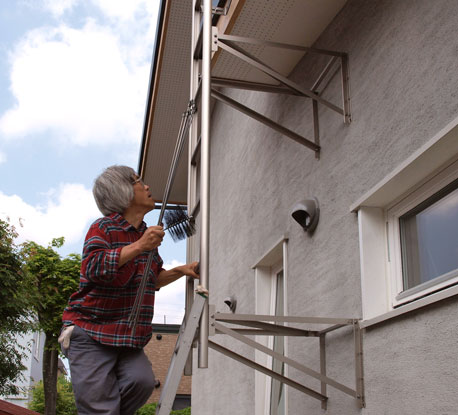 掃除道具を持って、いざ屋根の上へ。