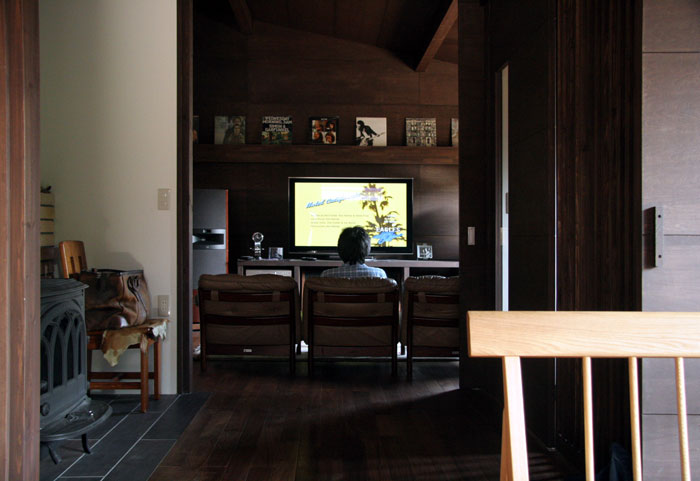 O邸のもう一つの主役は、このオーディオルーム。音響設備はサラウンド。「この部屋が欲しくて建てたようなもの」とOさんが笑う。また壁面の木の色合いと感じにこだわり、1階の室内はこの壁面に合わせた色調でそろえられている。