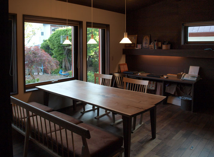 栗山町の家具工房「ウララぼっこ」による一枚板のテーブルを中心としたダイニング。窓は木製で、これもメンテナンスしながら使うようになっている。
