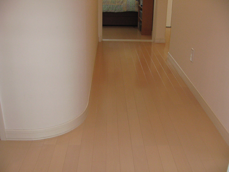 〔曲線によるスペース確保〕車いすで回転がしやすいよう、通路の要所などに曲線を付けています。移動しやすく快適なのはもちろん、デザイン的にも優れています