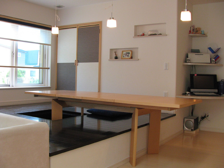 〔美しいダイニング〕車いすのご主人と家族や知人が一緒にくつろぐことができるダイニングのテーブルは既製品。低価格で素敵な空間を造りました