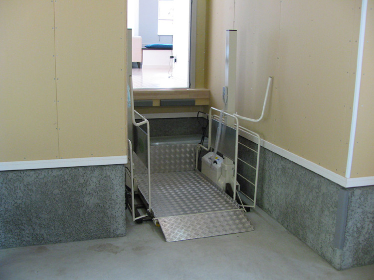 〔昇降機〕母屋と棟続きの車庫に、Iさんが出入りできる昇降機を設置しました。玄関にスロープは設置していません