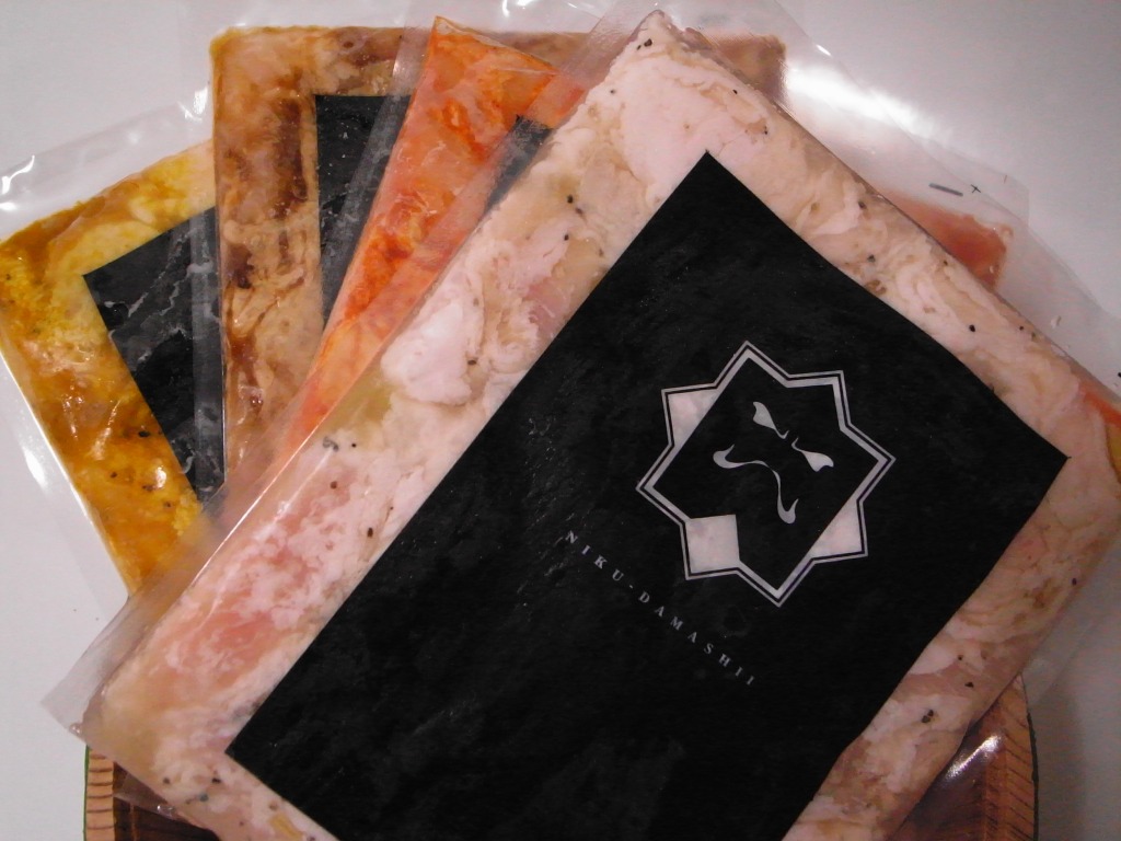 4種類のホルモン 右からしお・みそ・しょうゆ・カレーホルモン。肉の仕入れから下処理、味つけはすべて自店で行っている。冷凍パック各300g入500円