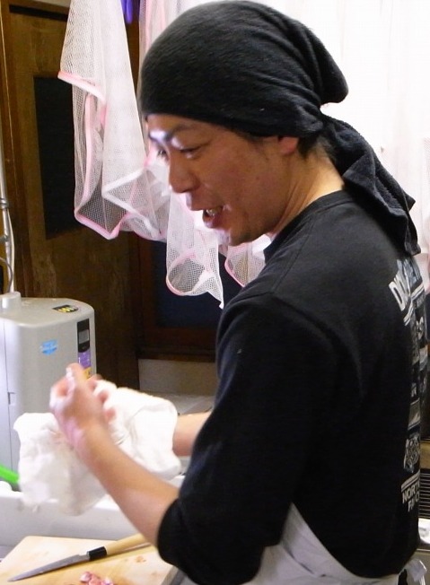 「派手な宣伝はしないし店を広げようとも思いません。実力勝負です」と言い切る店長の木村哲志さん。この日も裏で肉をカットしていた