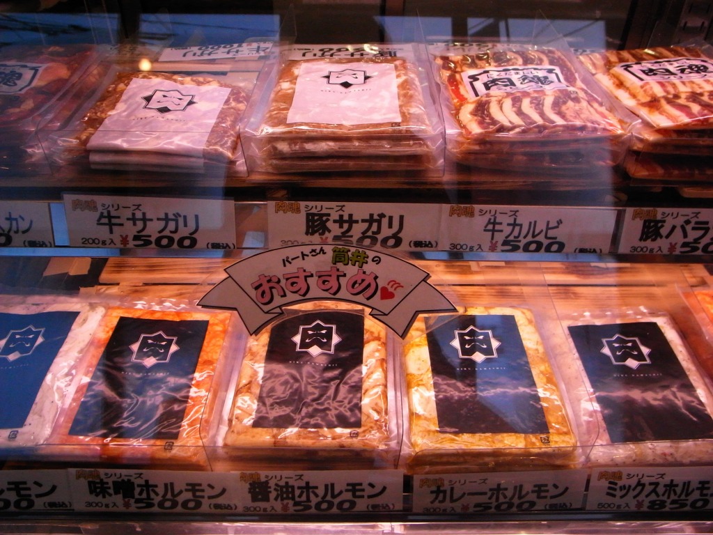 大きなショーケースには20種類以上のホルモンなどが整然と並んでいた。人気ランキングの手書きボードも