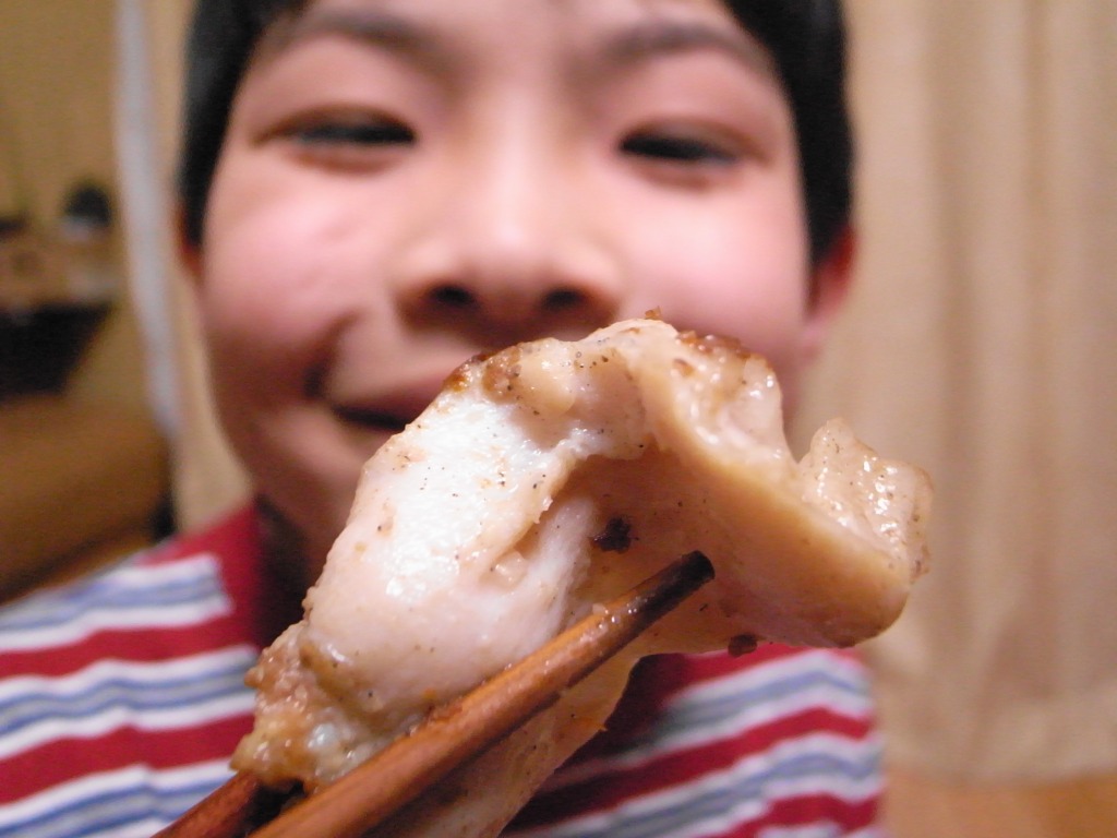 写真のホルモンはガツ(胃の部分)。歯ごたえがあるのにとても軟らかくホルモン初心者にもおすすめだ。店では単品でも売っている