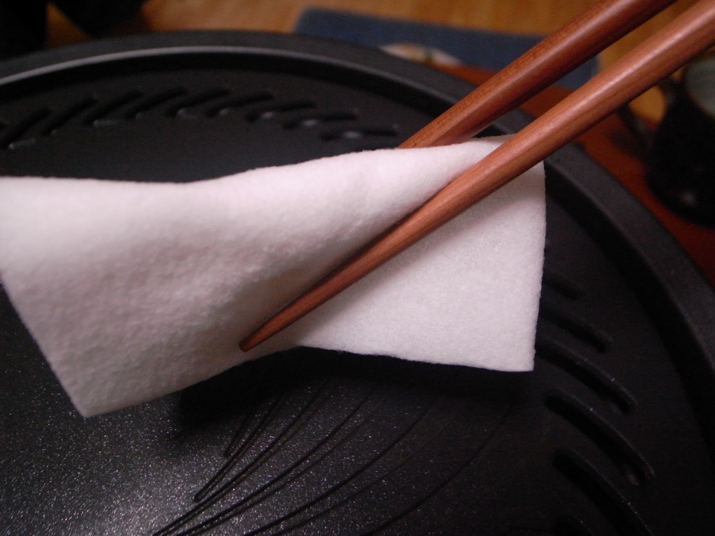 網を使わない場合は、クッキングペーパーで肉からしみ出る水気を取りながら焼くとカリッとした焦げ目と食感になる。このひと手間が重要だ