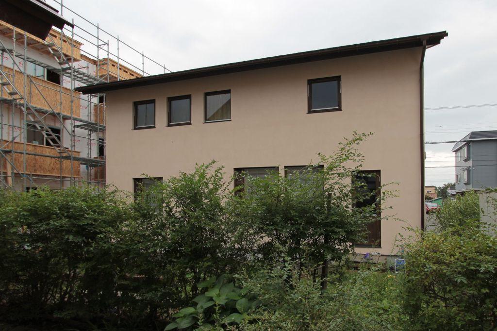 南庭側の外観 小さな庭に少しづつ手入れを・・・