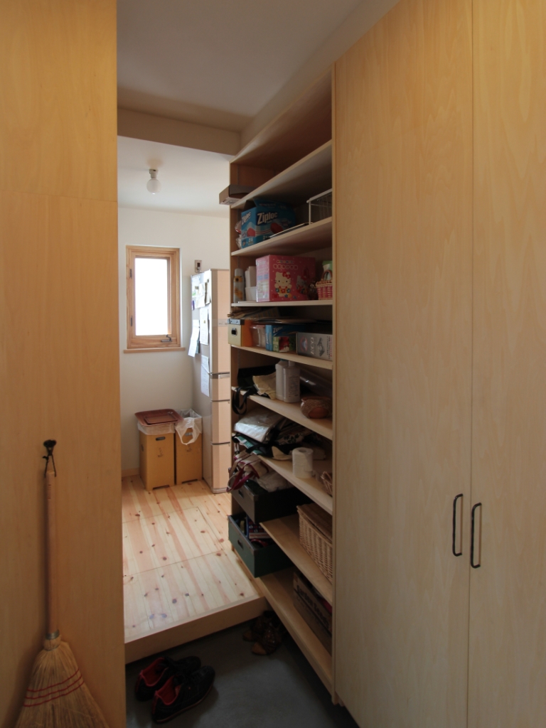 玄関左手は、収納充実の内玄関→キッチンへつながる