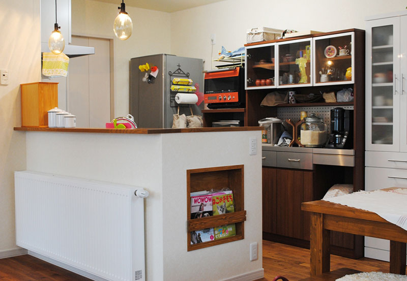 キッチンは「Calm+」と同じくテーブルがサイドにある。照明はMさんたちがセレクト、購入したもの