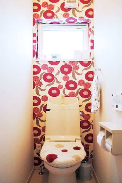 2階はプライベートの空間としてトイレも奥さんがお気に入りのクロスを選んだ