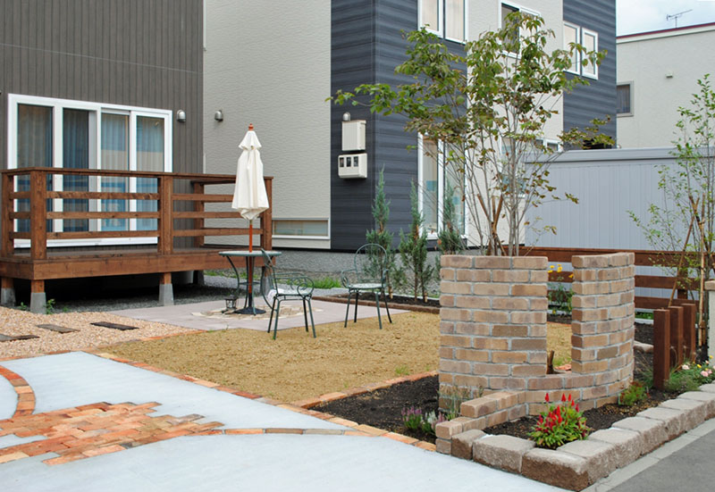 広々としたアプローチ。ウッドデッキやガーデンで友達とバーベキューができるのは一戸建てならではの醍醐味