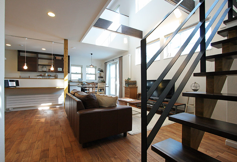 吹き抜け+リビング階段にオープンキッチンというイネスホームの定番プランニング