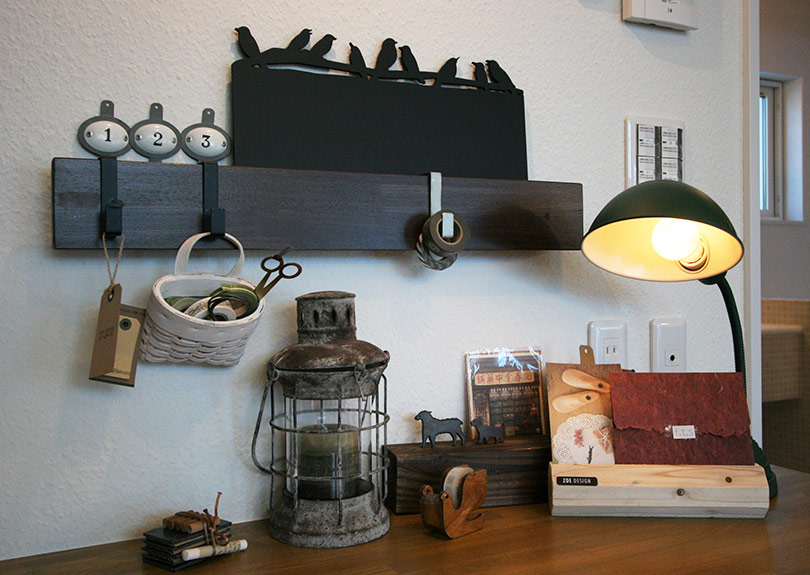 リビング脇にあるコーナー机に集められた小物たち。高価なものじゃなくてもおしゃれに飾れる。それがines流