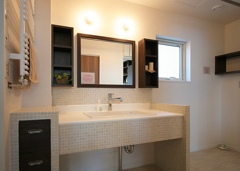 アンティーク把手のリネン引き出しなど、配慮の行き届いたユーティリティースペース