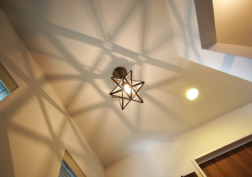 Luceとは、イタリア語で「光、輝き」という意味。玄関ホールの灯りがそれを象徴するようだ